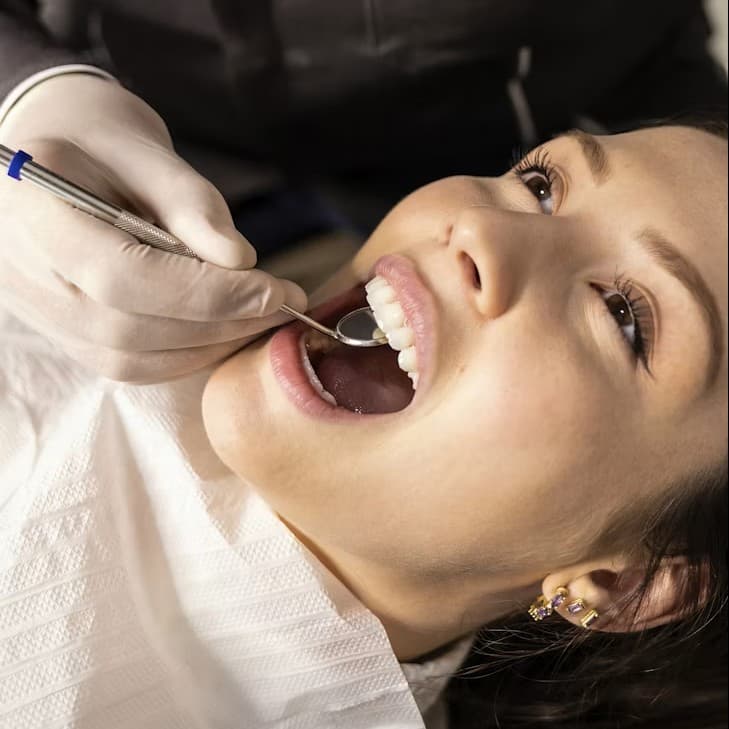 Sala de atención odontológica lista para una limpieza dental profesional