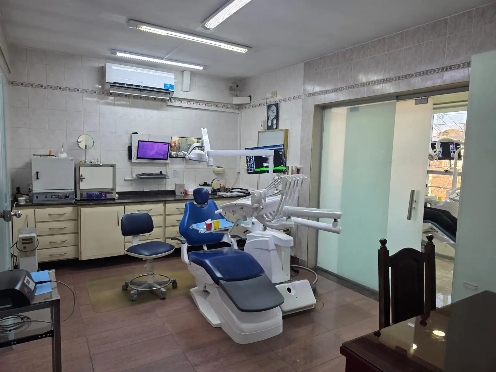 Sillón odontológico y equipamiento del consultorio del Dr. Cruz Alave