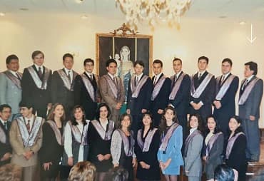 Dr. Alberto Cruz Alave junto a colegas en ceremonia de graduación